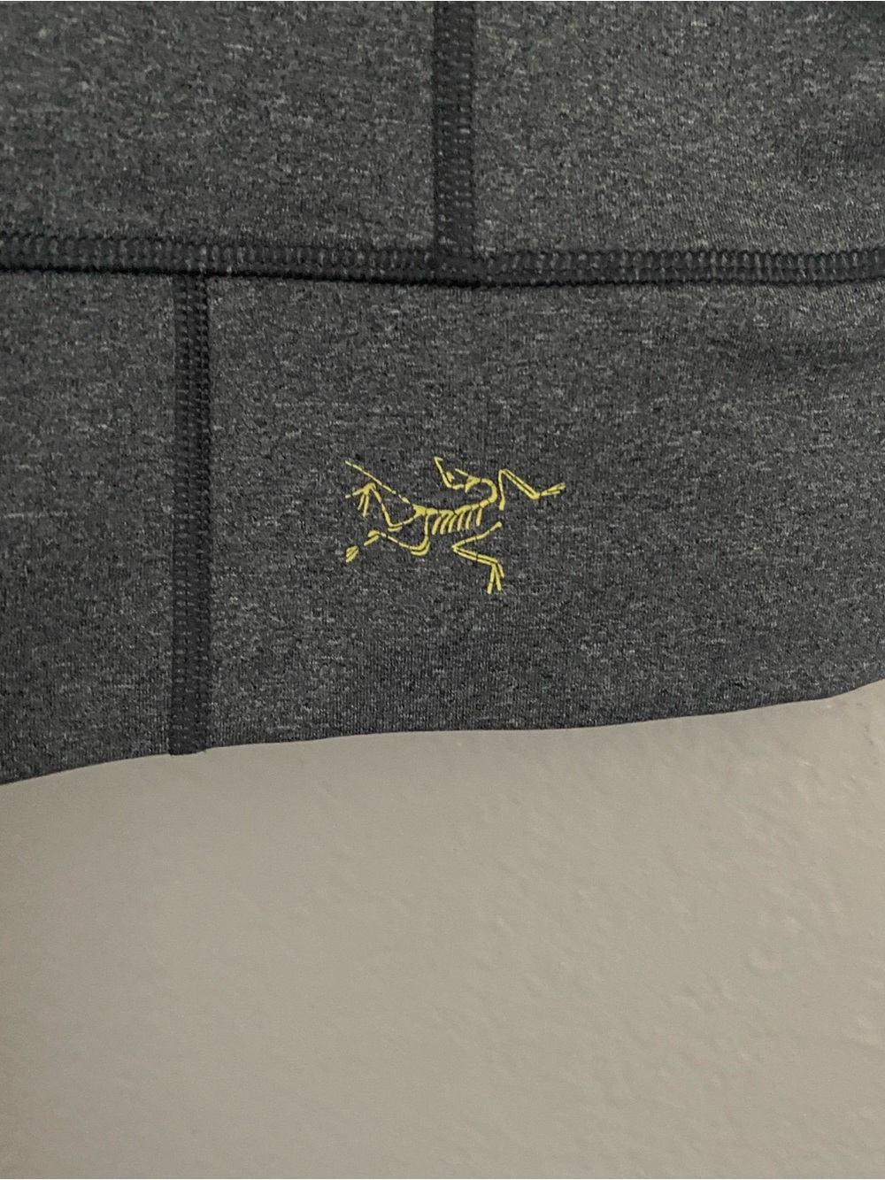 Arc’teryx Tank Top Women’s XS Gray V-Neck Hiking Running Workout Athletic - Picture 4 of 5